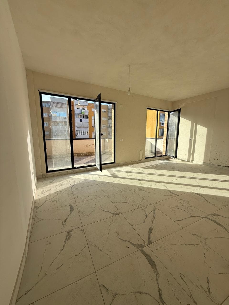 Apartament 2+1+post parkimi,Siri Kodra,brenda unazes