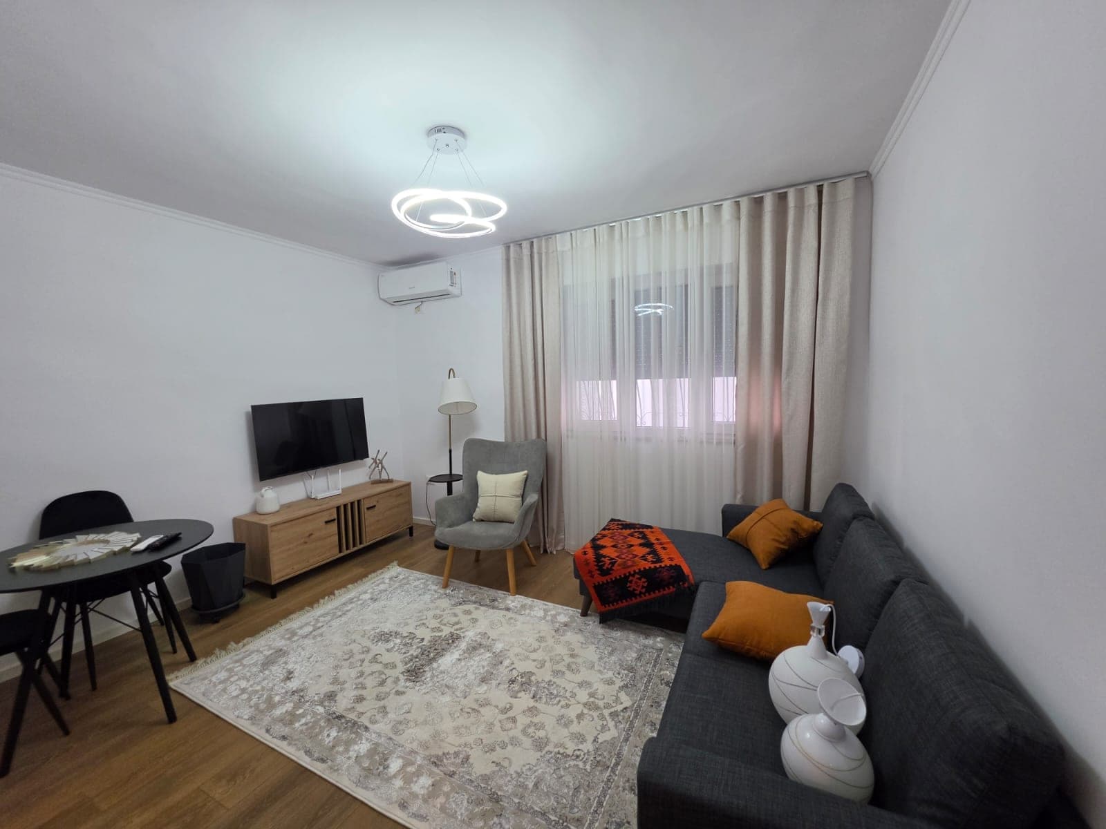 APARTAMENT 1+1 PER SHITJE ,ISH RESTORANT DURRESI!!!