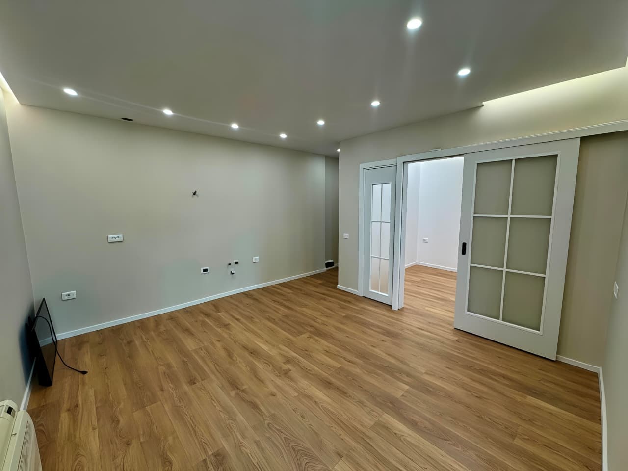 APARTAMENT 1+1 +BALLKON PER SHITJE,KOMUNA E PARISIT !!!